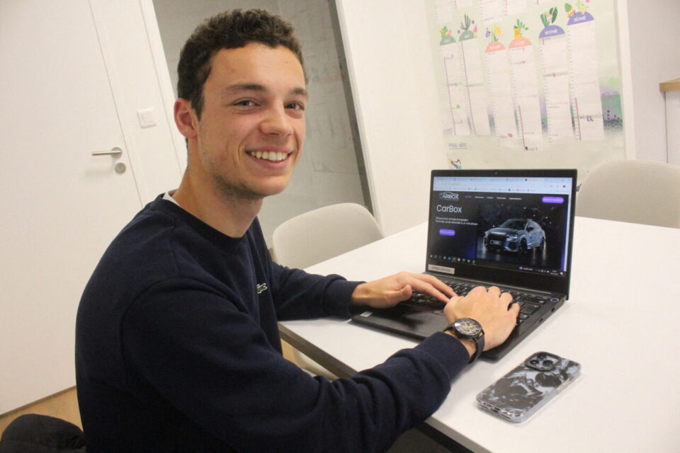 Yannis Bonneville travaillant sur le développement de CarBox Ai